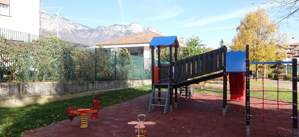Dalle stoviglie agli imballaggi leggeri, i rifiuti dell'Adunata diventano un parco giochi